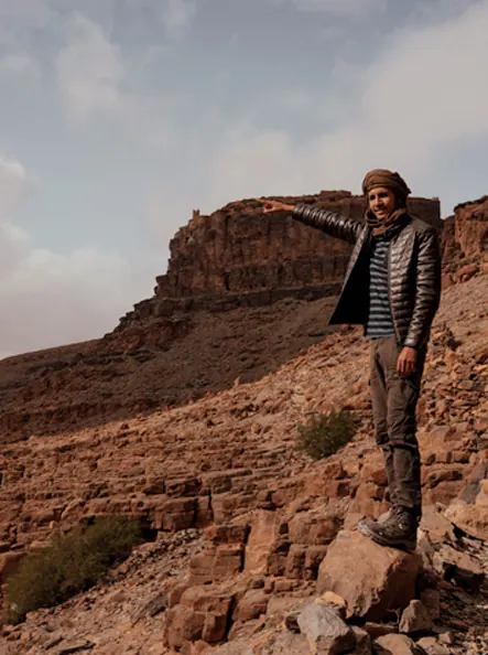 Redouane, fondateur d'Atlas Experience, sur les falaises du Sud marocain