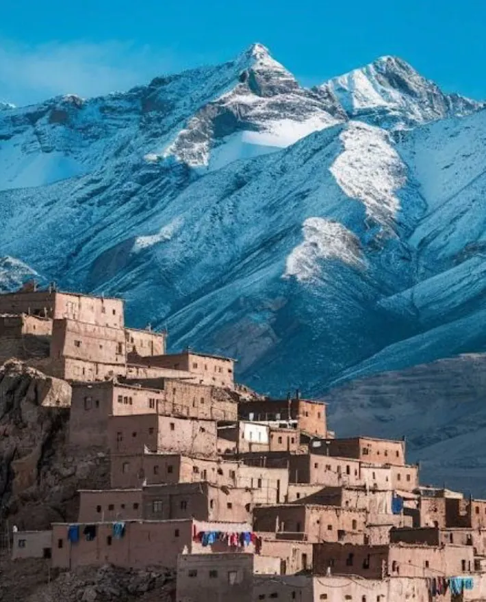 Village de kasbahs au pied de l'Atlas enneigé