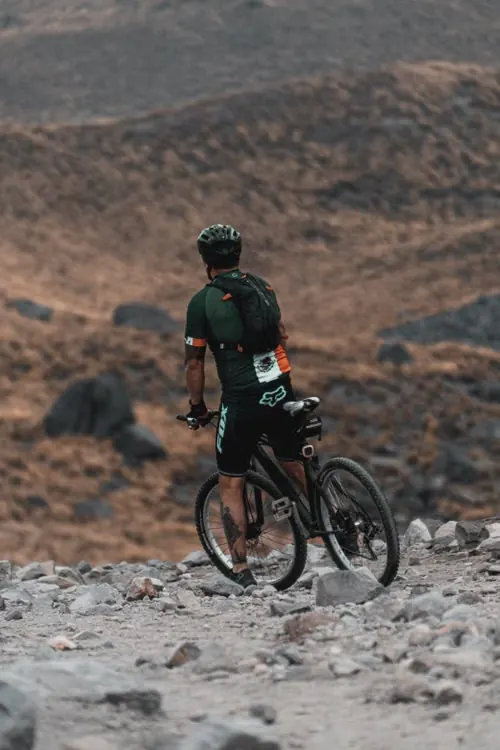 Cycliste VTT face aux collines de l'Anti-Atlas